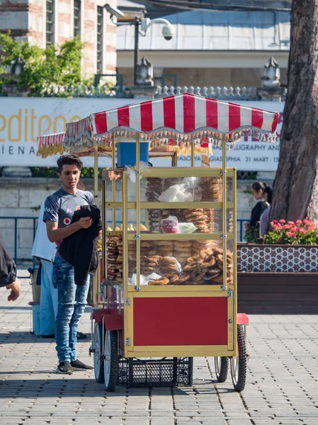イスタンブール トルコ 2018年4月頃 通りの伝統的な食品ベンダー — ストック写真