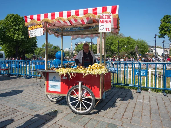 Istanbul Turquie Avril 2018 Vendeur Aliments Traditionnels Dans Rue — Photo