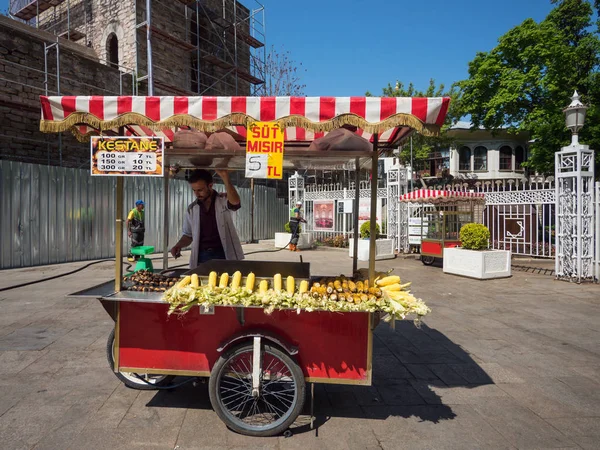 Istanbul Turquie Avril 2018 Vendeur Aliments Traditionnels Dans Rue — Photo