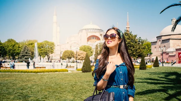 Молодая Туристка Перед Голубой Мечетью Стамбул Турция — стоковое фото