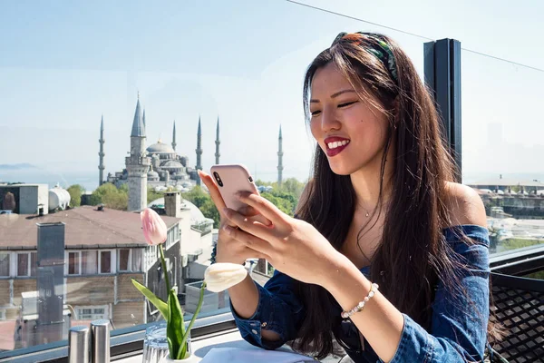 Giovane Donna Che Utilizza Smartphone Con Moschea Blu Sullo Sfondo — Foto Stock