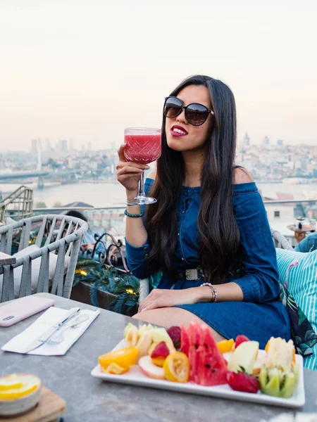 Ritratto Giovane Donna Che Beve Cocktail Frutta Una Terrazza Istanbul — Foto Stock
