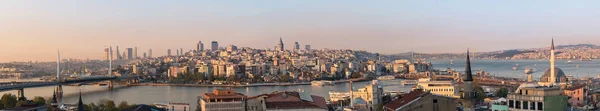 在日落的灯光下欣赏伊斯坦布尔建筑的全景 — 图库照片