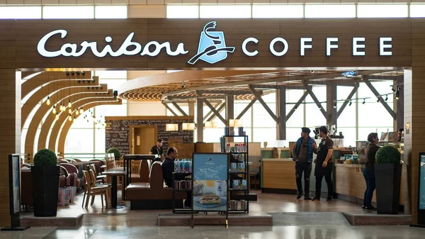 イスタンブール トルコ 2018年4月頃 空港内のカリブーコーヒーショップ店 カリブーコーヒーカンパニーは コーヒーとエスプレッソの専門小売店です — ストック写真