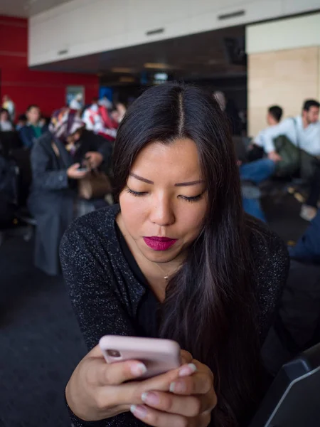 Mujer Joven Usando Teléfono Móvil Aeropuerto Estilo Vida Imagen —  Fotos de Stock