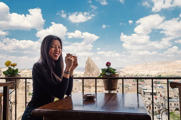 Młoda Chińska Turystka Relaksująca Się Pijąc Tradycyjną Herbatę Kapadocja Turcja — Zdjęcie stockowe