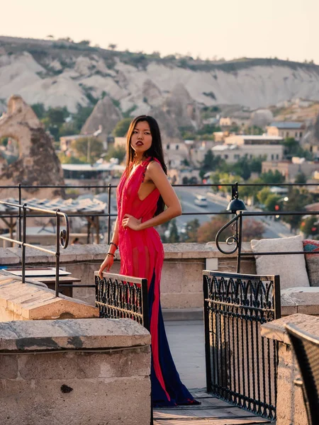 Giovane Bella Donna Che Indossa Elegante Abito Lungo Fronte Cappadocia — Foto Stock