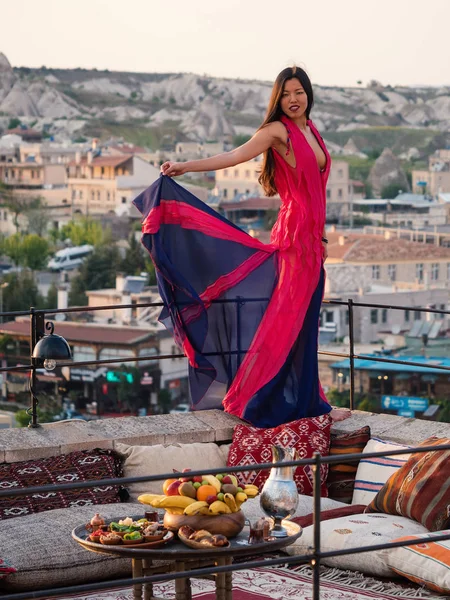 Giovane Bella Donna Che Indossa Elegante Abito Lungo Fronte Cappadocia — Foto Stock