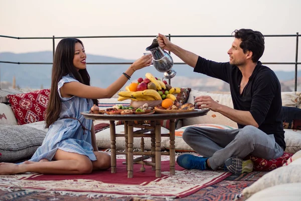 Jeune Couple Touristes Relaxant Tout Buvant Thé Traditionnel Cappadoce Turquie — Photo