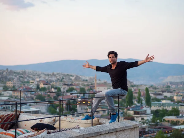 Mladý Muž Roztahuje Zbrojní Portrét Před Krajinu Cappadocia Slunečního Svitu — Stock fotografie