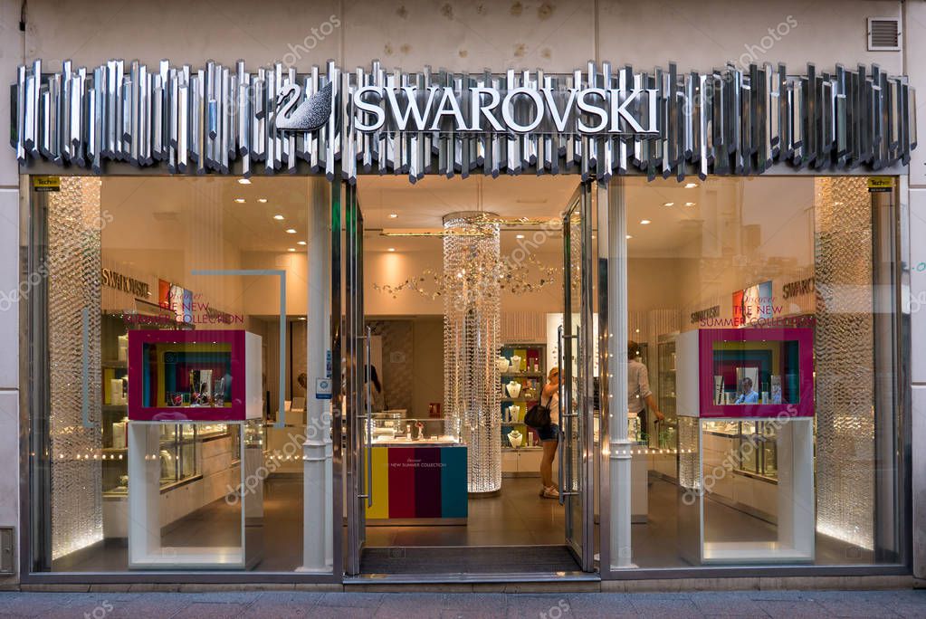 Por Gracias por tu ayuda Mathis SEVILLE, ESPAÑA - JUNIO 2018: joyería de cristal Swarovski. Swarovski es  una empresa austriaca. 2022