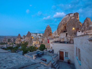 Kapadokya'da romantik teras gün batımında aydınlatıldı