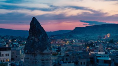 Gün batımında Kapadokya manzarasının manzara görünümü