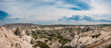 Doğal volkanik kaya oluşumları panoramik görünümü. Devrent Valley Kapadokya, Türkiye.