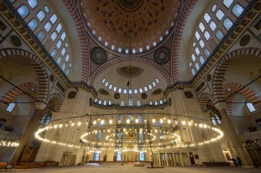 Istanbul, Türkiye-Nisan 2018: Süleyman Camii Iç görünümü.