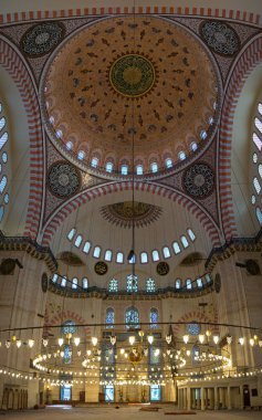 Istanbul, Türkiye-Nisan 2018: Süleyman Camii Iç görünümü. Dikey panoramik görüntü.