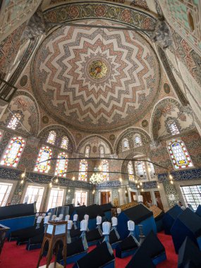 İstanbul, Türkiye - Nisan 2018: Sultan Ahmed'in türbesinin iç görünümü. Mezarın inşaatı üç yıl sonra, 1619 yılında tamamlanmıştır..