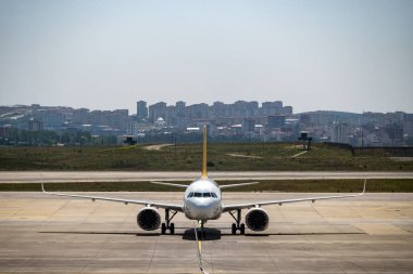 Ticari uçağın ön görüntüsü.