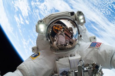 Uzay arkaplanındaki uzay gemisi ve astronot