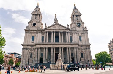 Londra - Mayıs 30, 2011: St Paul Katedrali önünde İnsanlar