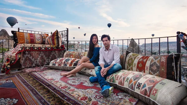 Casal Jovem Turista Relaxante Terraço Capadócia Turquia — Fotografia de Stock