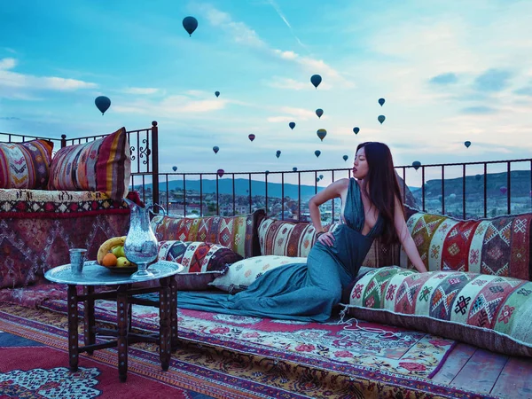 Mujer Hermosa Joven Con Elegante Vestido Largo Frente Paisaje Capadocia —  Fotos de Stock