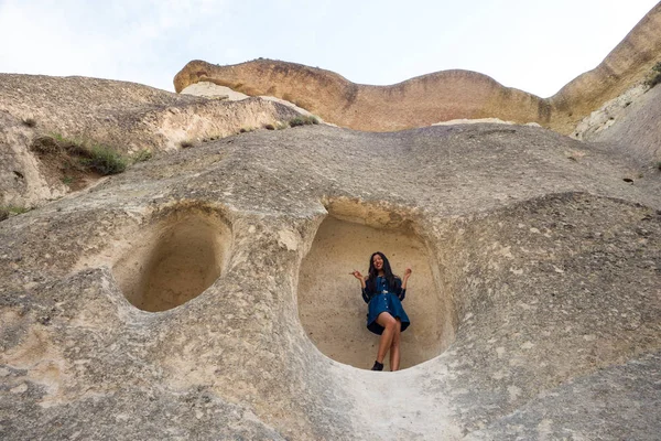 Mladá Krásná Žena Celý Text Portrétu Skalní Formace Cappadocia Turecko — Stock fotografie