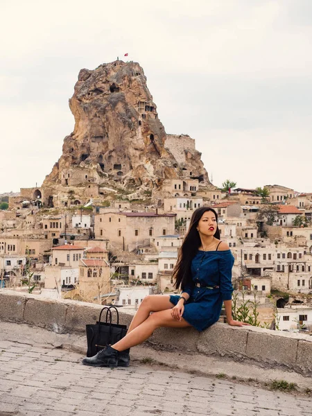 Kapadokya Genç Güzel Kadın Portre Türkiye Arka Planda Ortahisar Köyü — Stok fotoğraf