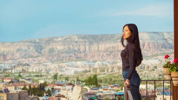 Молодая Красивая Женщина Перед Пейзажем Каппадокии Закате Турция — стоковое фото