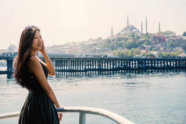 Joven Turista China Disfrutando Paseo Barco Por Río Bósforo Con —  Fotos de Stock