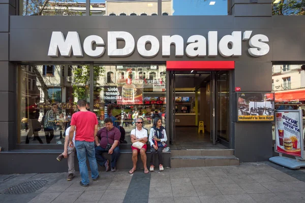 イスタンブール トルコ 2018 通りにマクドナルド店 マクドナルド株式会社は 毎日約6 800万人の顧客にサービスを提供する世界最大のハンバーガーファーストフードレストランチェーンです — ストック写真