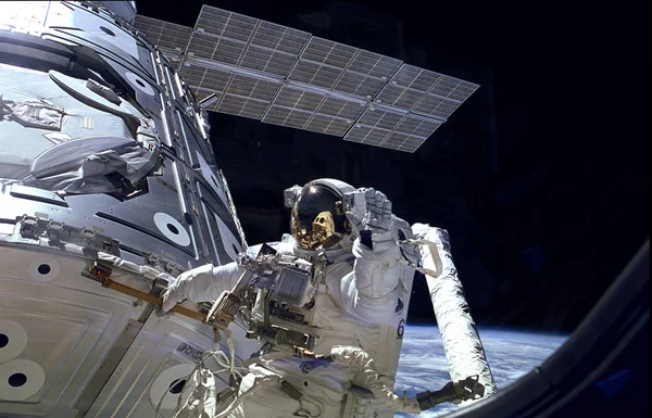 Uzay Arkaplanındaki Uzay Gemisi Astronot — Stok fotoğraf
