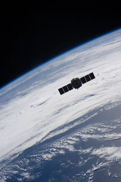 具有空间背景的宇宙飞船和宇航员 — 图库照片