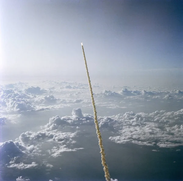 宇宙船は星空の中に離陸します ロケットが宇宙に出発します コンセプト — ストック写真
