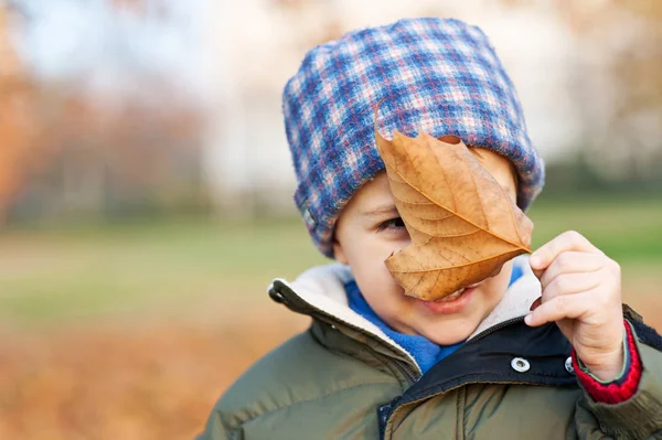 Kind Spielt Herbst Draußen Park Mit Laub — Stockfoto