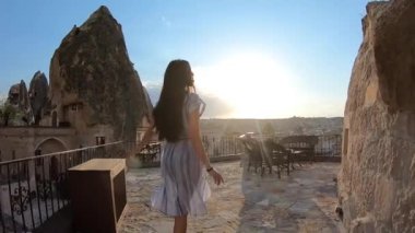Kapadokya, Türkiye 'de genç ve güzel bir kadın.
