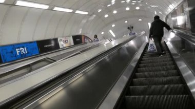 Londra - Haziran 2018 'de metro istasyonundaki yürüyen merdivenlerde yer alanlar. Yeraltı sistemi 270 istasyona hizmet vermektedir ve bunların% 45 'i yeraltında olmak üzere 402 kilometreye (250 metre) sahiptir..
