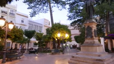 CADIZ, İspanya - Haziran 2018 Candelaria Meydanı, alacakaranlıkta.