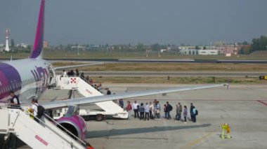 LONDON - 28 Mart 2016: Heathrow Havaalanı 'nda uçak operasyonları, Birleşik Krallık' ın en yoğun havalimanı ve Avrupa 'nın en yoğun havaalanı.