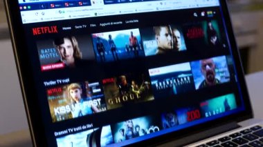BOLOGNA, ITALY - EPTEMBER, 2018: Netflix web sitesi dizüstü ekranda. Netflix, televizyon bölümleri ve filmler için uluslararası bir abonelik hizmetidir..