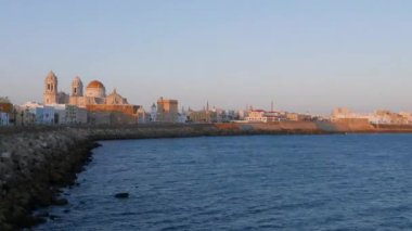 Cadiz Katedrali 'nin panoramik manzarası. Endülüs, İspanya