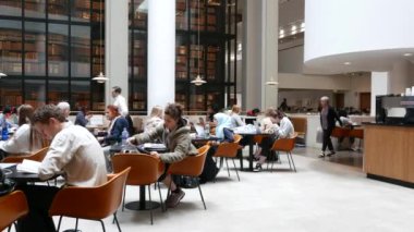 Londra - Mayıs 2018: İngiltere Kütüphanesi iç görünümü. Birleşik Krallık 'ın ulusal kütüphanesidir ve kataloglanan eşya sayısına göre dünyadaki en büyük ulusal kütüphanedir..