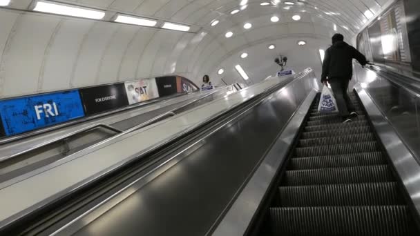 Λονδινο Ιουνιοσ 2018 Επιβάτες Κυλιόμενες Σκάλες Μέσα Στο Σταθμό Του — Αρχείο Βίντεο