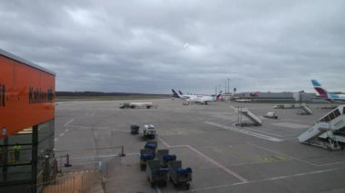 LONDON - 28 Mart 2016: Heathrow Havaalanı 'nda uçak operasyonları, Birleşik Krallık' ın en yoğun havalimanı ve Avrupa 'nın en yoğun havaalanı.