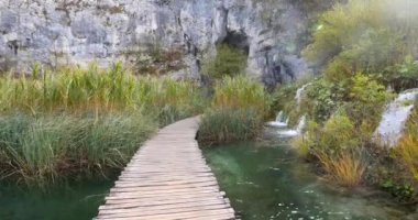 Ahşap yolu içinde Plitvice Gölleri Milli Parkı. Hırvatistan. Europe.