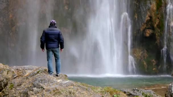 Şelaleye Bakan Adamın Arka Görünümü Plitvice Gölleri Milli Parkı Hırvatistan — Stok video