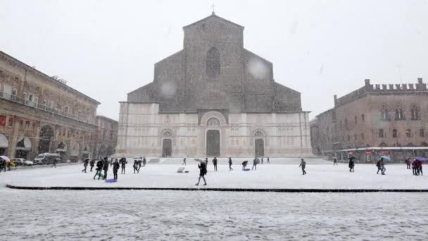 Pessoas Que Gostam Neve Praça Maggiore Bolonha Itália — Vídeo de Stock