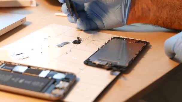 Técnico Profesional Manos Cerca Detalle Reparación Teléfonos Inteligentes — Vídeo de stock