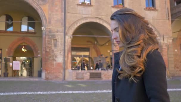 Vackra Kvinnobilder Utomhus Bologna Italien — Stockvideo