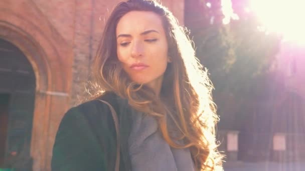 意大利博洛尼亚室外美丽的女性镜头 — 图库视频影像